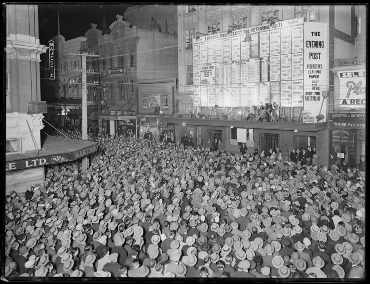Crowd in Willis Street, Wellington, awaiting the results of the 1931 general election, National Library NZ, en dominio público, en https://flic.kr/p/64ZXvh