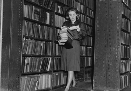 Collecting books for readers in the reserve stacks (1964), por LSE Library ,en dominio público en https://flic.kr/p/6YUnLX